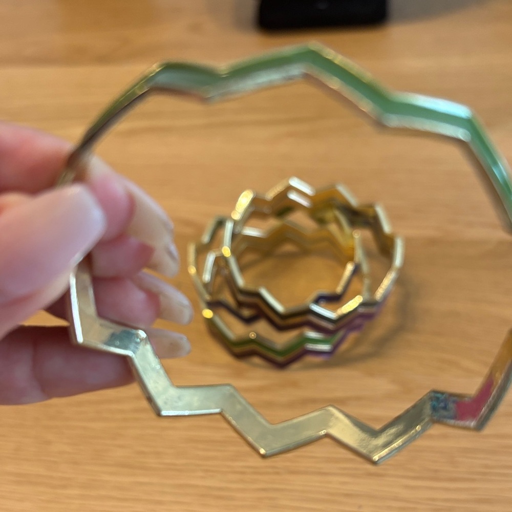Chevron Patterned Bangle Bracelet - Picture 8 of 11